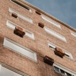 Pași esențiali în renovarea unei fațade vechi pentru un aspect contemporan