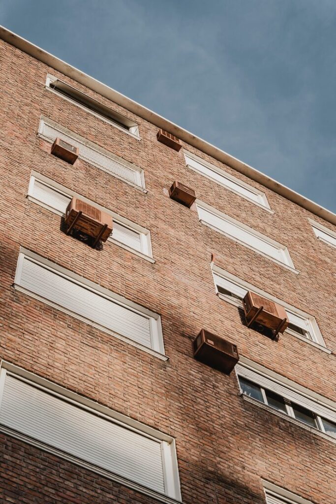 Pași esențiali în renovarea unei fațade vechi pentru un aspect contemporan
